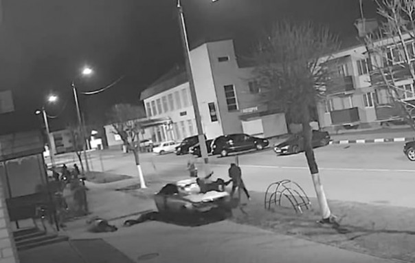 В Белоруссии автомобиль въехал в толпу молодых людей (Видео)