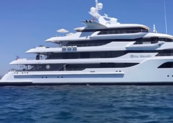 Суд арестовал яхту Медведчука за заходы в Крым