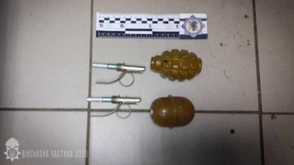 В Киеве на станции метро "Майдан Независимости" у пассажира нашли две боевые гранаты