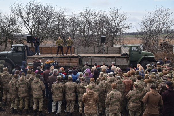 Пушилин вместе с военнослужащими и ветеранами ВОВ побывал на полевом концерте в Новоазовском районе