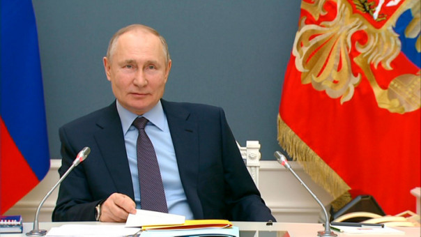 "Эффект положительный, побочных явлений нет. Надеюсь, что все будет хорошо": Путин сделал вторую прививку от коронавируса