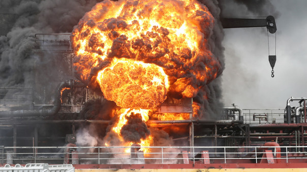 В одном из сирийских портов загорелся нефтяной танкер, подозревают беспилотник