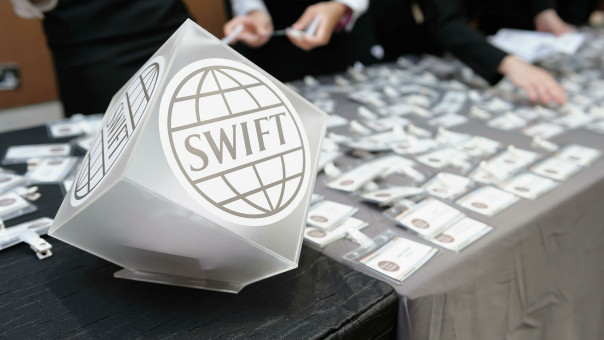Крупнейшая в ЕП фракция высказалась за отключение России от SWIFT