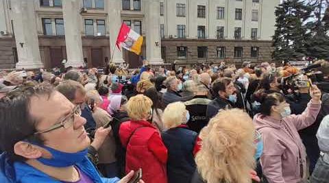 Одесса: массово запускают чёрные шары и поют «Вставай, страна огромная!»