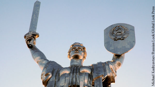 Украинцы решили, что делать с гербом СССР на монументе Родина-мать