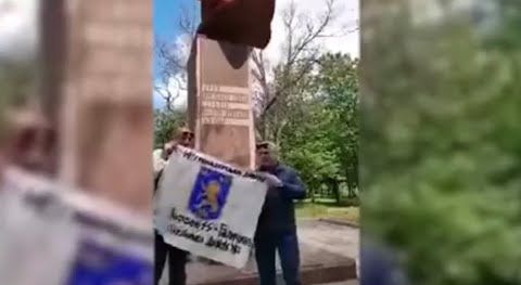 Юг Украины бунтует: в Херсоне жгут знамёна СС «Галичина»