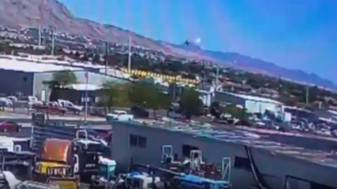 Момент крушения истребителя в Неваде попал на видео | В США при крушении пожарного вертолета погибли четыре человека