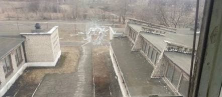 Украинские каратели обстреляли действующую школу и детский сад в Золотом-5 в ЛНР.