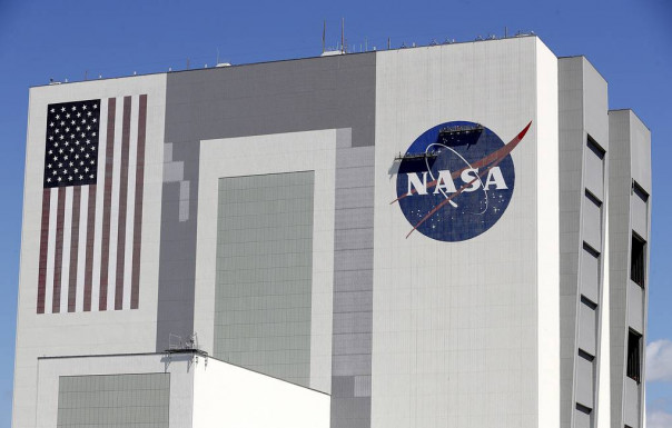 NASA приостановило контракт со SpaceX по лунному модулю