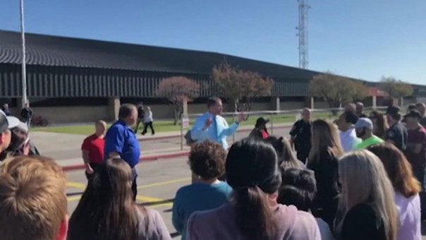 Стрельба в США: за оружие взялись школьницы