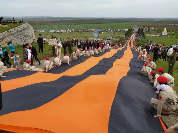В ДНР доставили частицу Вечного огня с Мамаева кургана. Донбасс почтил память бойцов Красной армии и Народного ополчения, павших в боях за Саур-Могилу