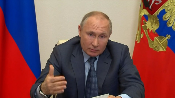 Путин поручил разработать единые требования к безопасности школ в России