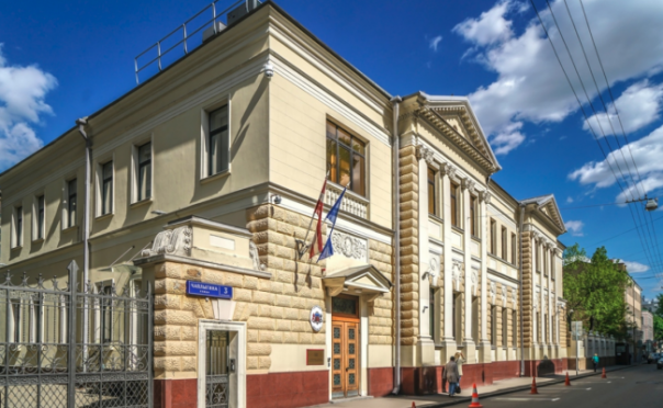 Неизящный пассаж: Латвия ввернула фразу о виновности Сталина в развязывании Второй мировой войны в экскурс об истории здания своего посольства