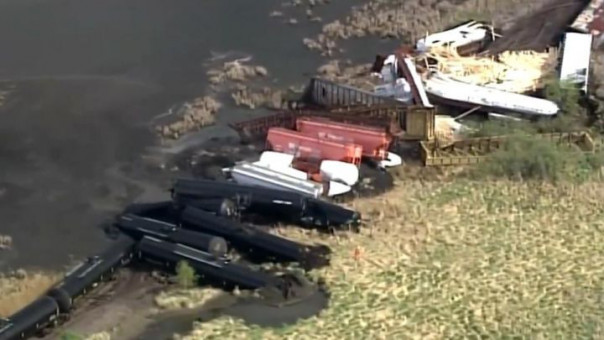 В США поезд с соляной кислотой сошел с рельсов