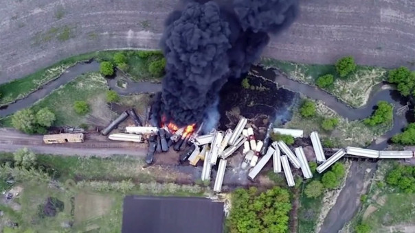 В Америке в штате Айова обрушился железнодорожный мост, поезд, перевозивший химикаты, потерпел крушение