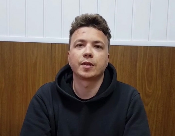 "Жив, здоров, сотрудничаю со следствием!" Белорусские СМИ опубликовали видео допроса Романа Протасевича.