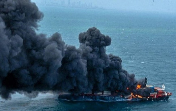 У берегов Шри-Ланки на контейнеровозе прогремел взрыв