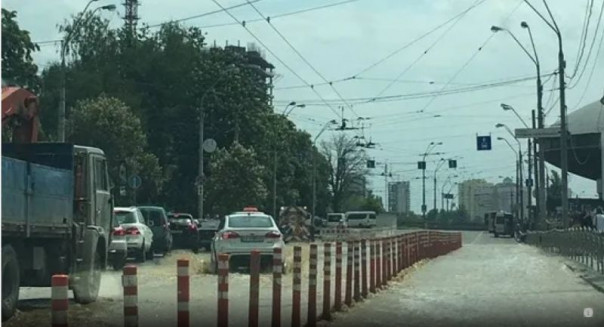 Повторный апокалипсис. В Киеве у ТРЦ Ocean Plaza улица превратилась в реку с кипятком