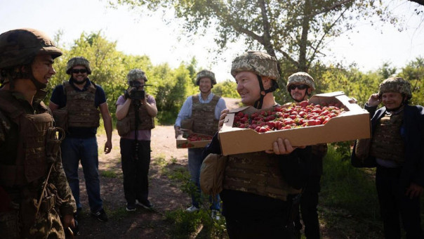 Позывной "Клубничка". "Шатающийся" Порошенко в бронежилете и шлеме привез в Донбасс клубнику