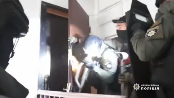 В Киеве пьяный «патриот» в камуфляже открыл огонь по прохожим из квартиры в многоэтажке