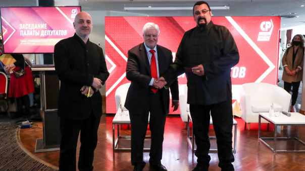 Стивен Сигал получил членский билет партии "Справедливая Россия – За правду"