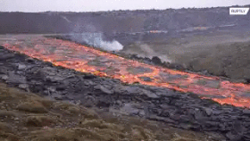 В Исландии лава вулкана прорвала дамбу — видео