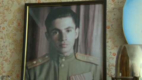 В Санкт-Петербурге военнослужащие поздравили ветерана ВОВ со 100-летним юбилеем