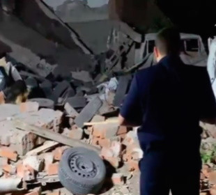 В Краснодаре на ремонтировавших автомобиль мужчин обрушился гараж