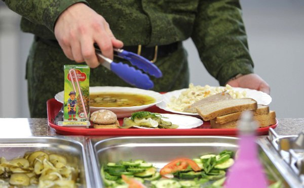 Служба со вкусом: срочников Перми и Екатеринбурга накормили в белорусском стиле