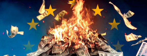 «Заставим всех рассчитываться рублями». В Госдуме объявляют войну доллару