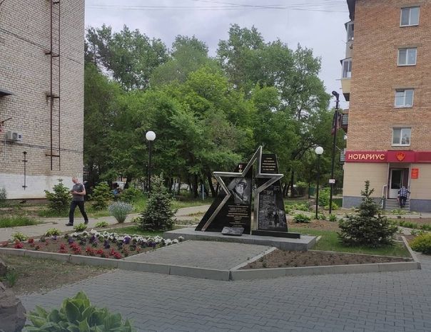 В Приморье задержали школьниц, осквернивших мемориал героя России Пешкова