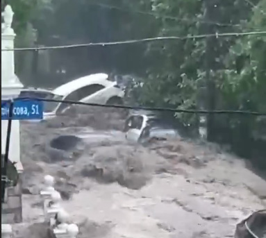 "Машины плывут". В Ялте выпала месячная норма осадков, реки вышли из берегов