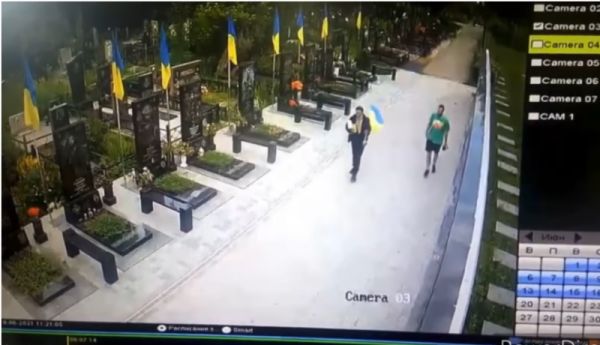 В Полтаве неизвестные вырвали флаг Украины с могилы хероя "АТЫ"
