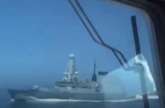 Британцы врут: ФСБ опубликовала видеозапись переговоров российских пограничников с британским эсминцем и кадры предупредительной стрельбы