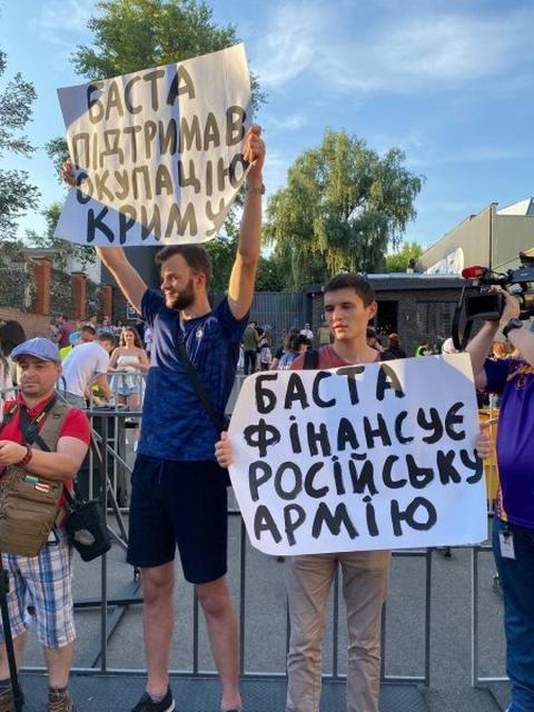 Российский рэпер Баста спокойно даёт концерты в Киеве несмотря на протесты националистов