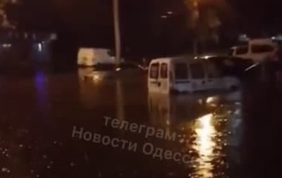 Улицы Одессы ушли под воду после дождя