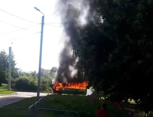 В Харькове на ходу загорелась маршрутка с пассажирами