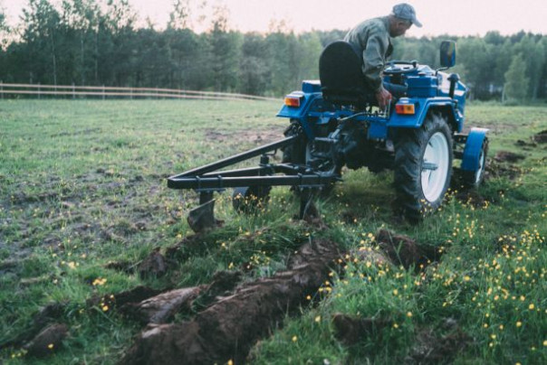 Назначение окучника и плуга для мототрактора