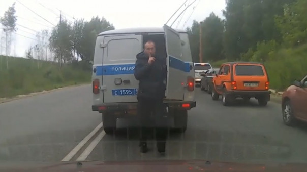 Курьезный побег из полицейской машины попал на видео