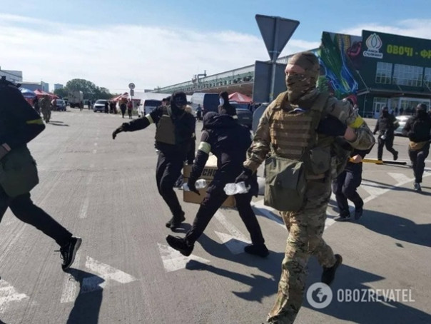 В Киеве при конфликте на рынке пострадали трое полицейских. На "Столичный" прибыл спецназ и бронемашина