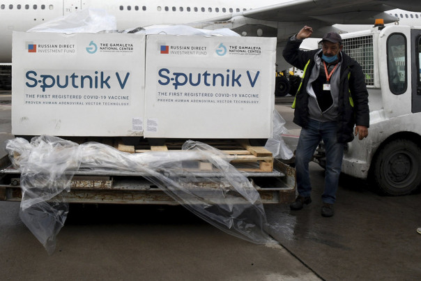 Бразилия одобрила применение вакцины "Спутник V"