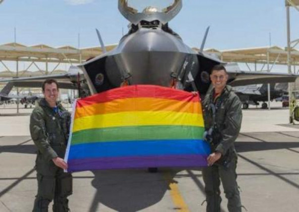 Пентагон запретил радужные флаги на военных базах