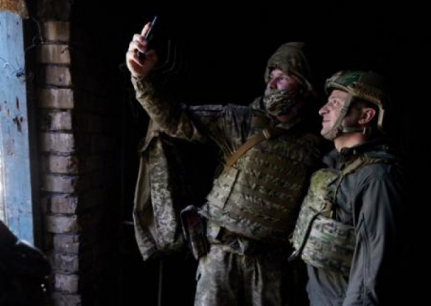 Зеленский на передовой объяснил ВСУшникам, что делает для мира