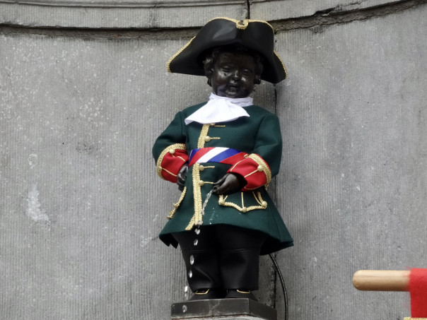 "Писающего мальчика" в Брюсселе одели в костюм русского гвардейца