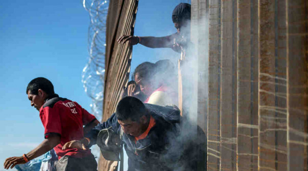 Техас и Аризона строят границы и вводят погранконтроль