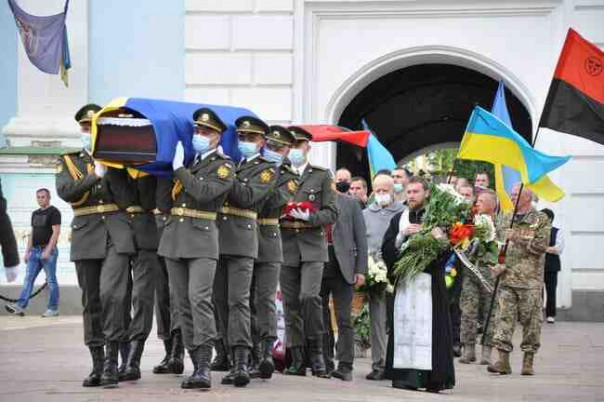 Рота Почетного караула Президентского полка ВСУ проводила в последний путь нацистского преступника