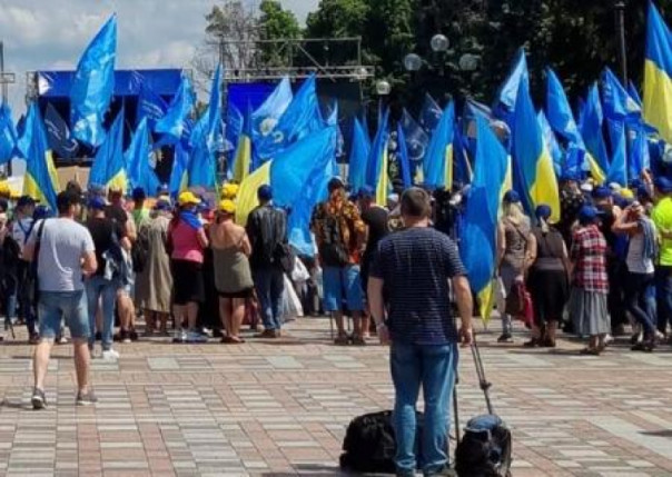 20 тысяч украинцев пришли с бедой к своему президенту, а он эдак с пренебрежением – «бабульки в кепочках»