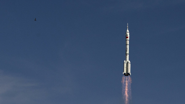 Китай провел успешный запуск корабля "Шэньчжоу-12" с тремя космонавтами