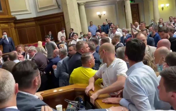 В Верховной Раде произошла массовая драка после слов о "расстреле ОПЗЖ"