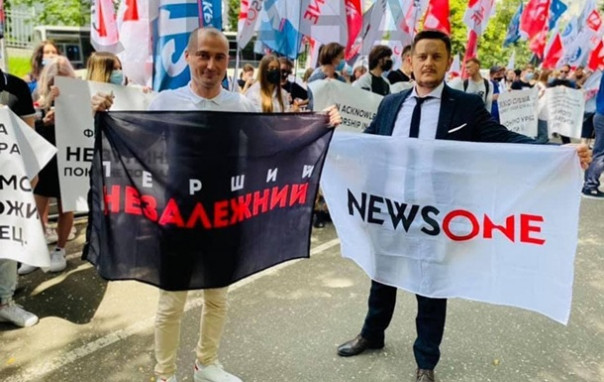 Журналисты закрытых украинских телеканалов собрались в Киеве возле офиса ООН и поблагодарили за поддержку